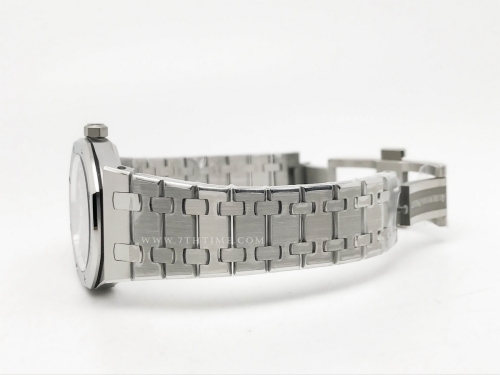 Royal Oak Ladies 67650ST 33mm SS/SS Red/Ara ZF Sw Qtz