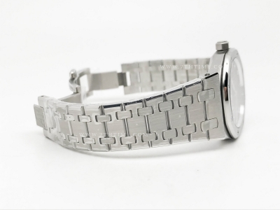 Royal Oak Ladies 67650ST 33mm SS/SS Red/Ara ZF Sw Qtz